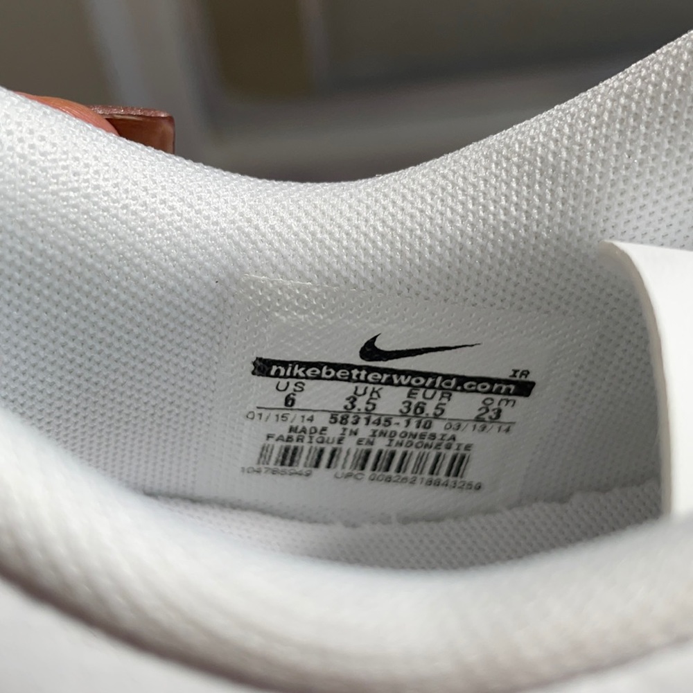 Brand new Nike cheer sneaker. Never worn size 6 girls.